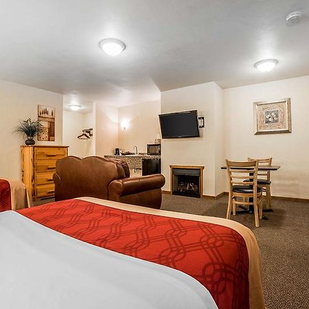 Econo Lodge Inn & Suites Kalispell - Glacier National Park Gateway Экстерьер фото