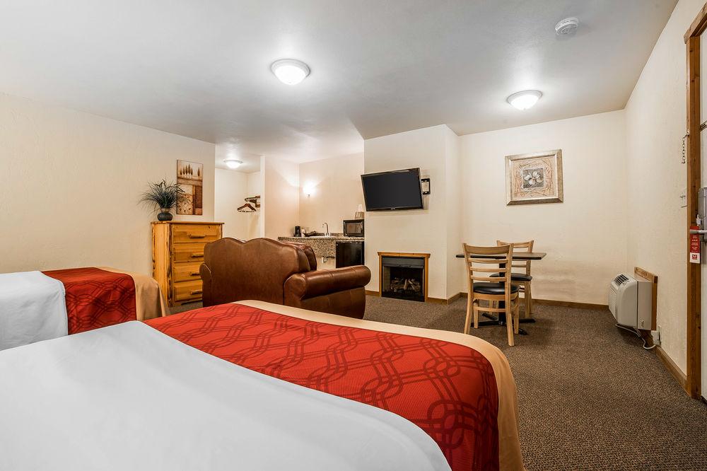 Econo Lodge Inn & Suites Kalispell - Glacier National Park Gateway Экстерьер фото
